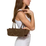 Bolso marrón alargado de ante Kurt Geiger Sloane modelo 5965230209