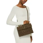 Bolso marrón acolchado de ante Kurt Geiger modelo 6344430219
