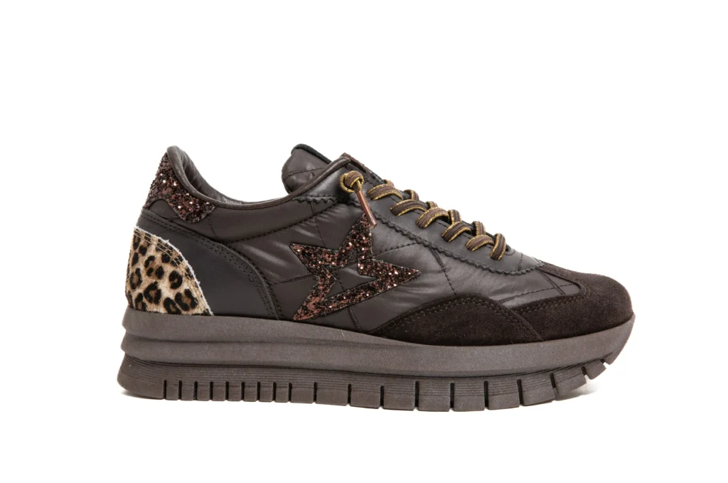 Deportiva Cetti C-1259 XL en tono coffee con ante y detalles animal print