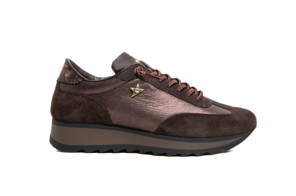 Deportiva Cetti C-1381 coffee en ante con acabado metalizado Frase clave: deportiva Cetti C-1381 coffee