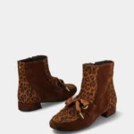Mocasín marrón con animal print y tacón MLV