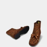 Mocasín marrón con animal print y tacón MLV