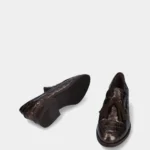 Mocasín marrón efecto coco con borlas MLV