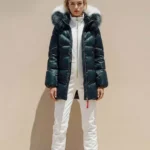 Modelo con abrigo acolchado azul petróleo Alita de Dichi con cuello de pelo