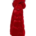 Abrigo acolchado rojo Alita de Dichi con capucha y cuello de pelo