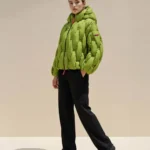 Modelo con chaqueta acolchada verde oliva Angela de Dichi con capucha