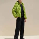 Modelo con chaqueta acolchada verde oliva Angela de Dichi con capucha