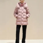 Modelo con abrigo acolchado rosa Araba de Dichi con cuello amplio