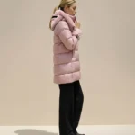 Modelo con abrigo acolchado rosa Araba de Dichi con cuello amplio