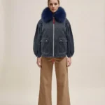 Modelo con chaqueta azul Bianca de Dichi con acolchado de rombos y cuello de pelo