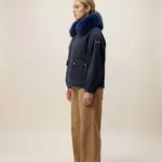 Modelo con chaqueta azul Bianca de Dichi con acolchado de rombos y cuello de pelo