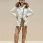 Modelo con abrigo acolchado blanco Carmen de Dichi con cuello de pelo marrón