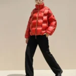Modelo con chaqueta acolchada naranja Daniela de Dichi con cuello alto