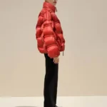 Modelo con chaqueta acolchada naranja Daniela de Dichi con cuello alto