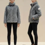 Modelo con chaqueta gris Dena de Dichi con acabado de pelo