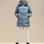 Modelo con abrigo acolchado celeste Dori de Dichi con cuello amplio