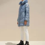 Modelo con abrigo acolchado celeste Dori de Dichi con cuello amplio