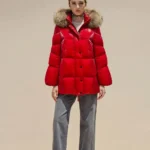 Modelo con abrigo acolchado rojo Edurne de Dichi con cuello de pelo marrón