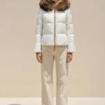 Modelo con abrigo blanco Gaela de Dichi con tejido acolchado y capucha con pelo