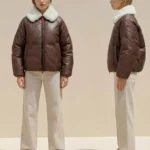 Modelo con chaqueta marrón Gari de Dichi con cuello blanco de borreguito