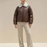 Modelo con chaqueta marrón Gari de Dichi con cuello blanco de borreguito