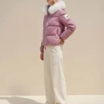 Modelo con chaqueta acolchada rosa Irene de Dichi con cuello bicolor de pelo