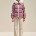 Modelo con chaqueta acolchada rosa Irene de Dichi con cuello bicolor de pelo