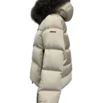 Chaqueta acolchada blanca Ivet de Dichi con capucha y cuello de pelo