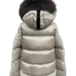 Chaqueta acolchada blanca Ivet de Dichi con capucha y cuello de pelo