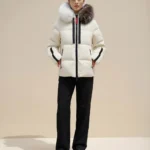 Modelo con chaqueta acolchada blanca Ivet de Dichi con capucha y cuello de pelo