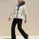 Modelo con chaqueta acolchada blanca Ivet de Dichi con capucha y cuello de pelo