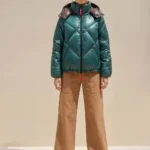 Modelo con chaqueta acolchada verde Lassie de Dichi con capucha