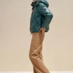 Modelo con chaqueta acolchada verde Lassie de Dichi con capucha