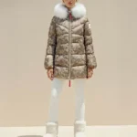 Modelo con abrigo acolchado camuflaje beige Limbad de Dichi con cuello de pelo
