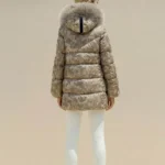Modelo con abrigo acolchado camuflaje beige Limbad de Dichi con cuello de pelo