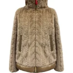 Chaqueta camel Maima de Dichi con acabado de pelo y cuello alto
