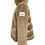 Chaqueta camel Maima de Dichi con acabado de pelo y cuello alto