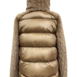 Chaqueta camel Maima de Dichi con acabado de pelo y cuello alto