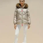 Chaqueta acolchada beige Risia de Dichi con cuello de pelo