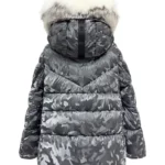 Chaqueta acolchada camuflaje negro Samira de Dichi con capucha y cuello de pelo