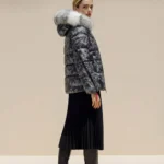 Chaqueta acolchada camuflaje negro Samira de Dichi con capucha y cuello de pelo