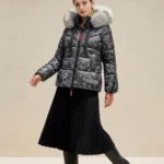 Chaqueta acolchada camuflaje negro Samira de Dichi con capucha y cuello de pelo