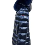 Abrigo acolchado azul Santia de Dichi con capucha y cuello de pelo